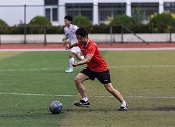 真情足球赛:球员们拼尽全力的搏击的简单介绍